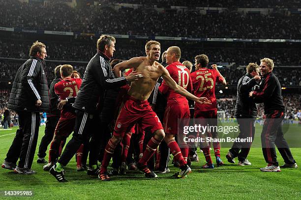 Bayern Munich celebrate winning the penalty shoot out during the UEFA Champions League Semi Final second leg between Real Madrid CF and Bayern Munich...