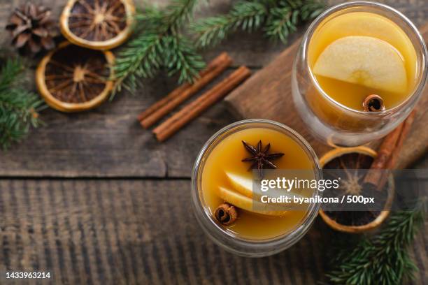 organic apple cider with cinnamon and spices on wooden table background with copy space - cidre photos et images de collection