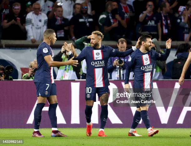 Neymar Jr of PSG celebrates his winning goal between Kylian Mbappe and Lionel Messi during the Ligue 1 match between Paris Saint-Germain and...
