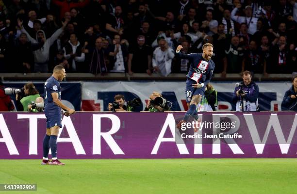 Neymar Jr of PSG celebrates his winning goal with Kylian Mbappe during the Ligue 1 match between Paris Saint-Germain and Olympique de Marseille at...