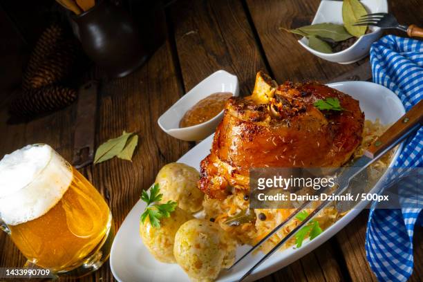 pork knuckle with sauerkraut and sweet mustard - chispes - fotografias e filmes do acervo