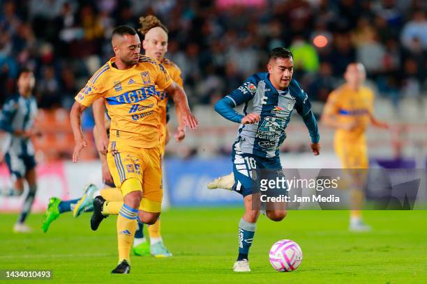 Rafael De Souza of Tigres fights for the ball with Erick Sanchez of Pachuca during the quarterfinals second leg match between Pachuca and Tigres UANL...