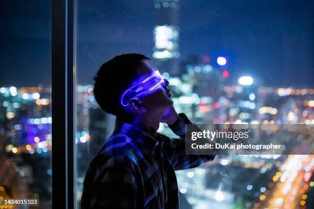 young people use the vr glasses in office - angeleuchtet zahlen mensch stock-fotos und bilder