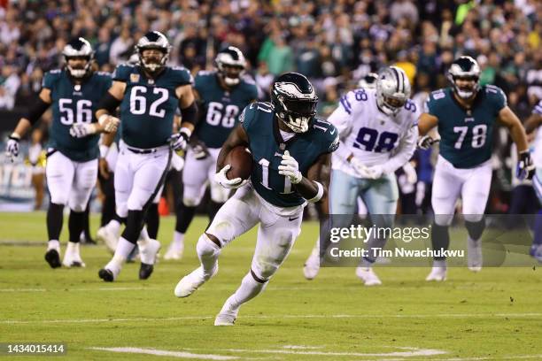 Brown of the Philadelphia Eagles runs with the ball after makeing a reception in the fourth quarter of the game against the Dallas Cowboys at Lincoln...