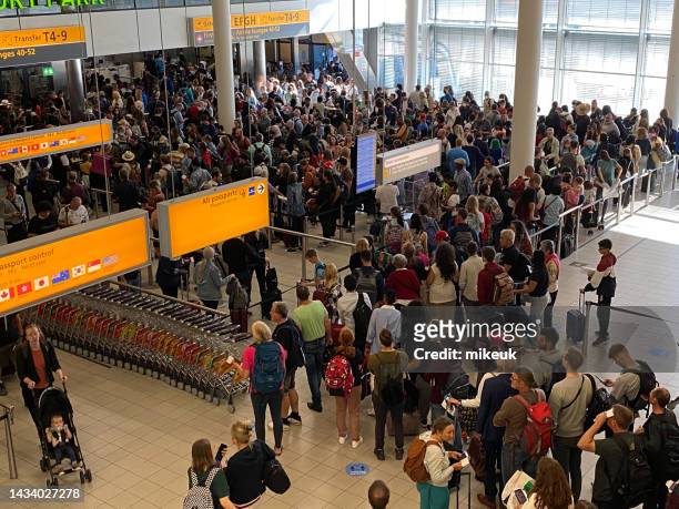 long passenger queue for passport control for leaving the schengen area at amsterdam schiphol airport. most travellers are leaving eu to travel to uk after brexit travel regulations mean extra passport checks and stamps - schiphol imagens e fotografias de stock