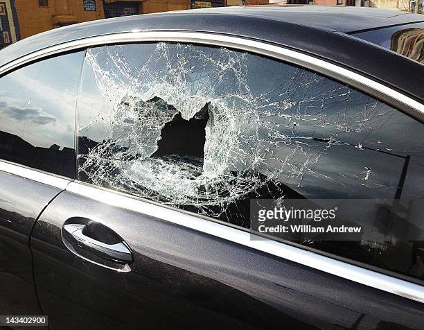 smashed car window - broken window stockfoto's en -beelden