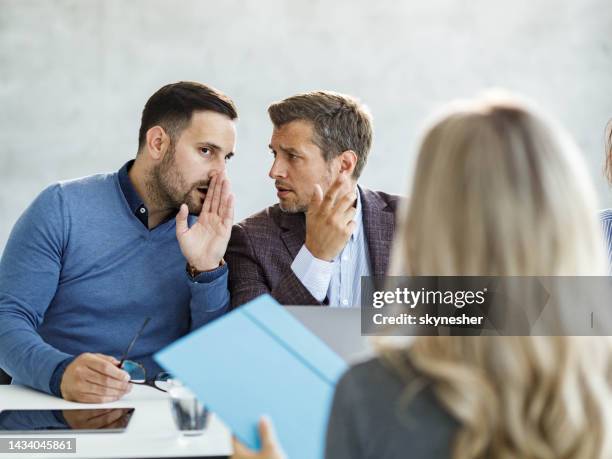 chuchoter sur une réunion au bureau! - bavardage photos et images de collection