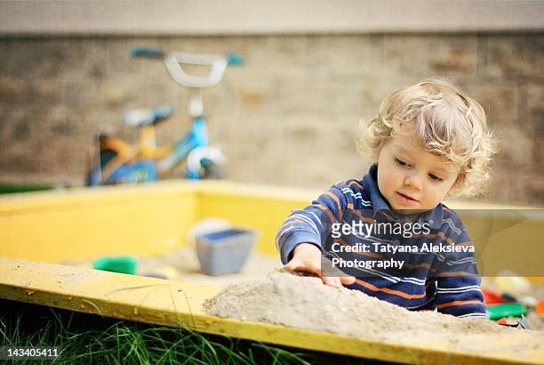 little boy playing in sandbox - 2 kid in a sandbox fotografías e imágenes de stock