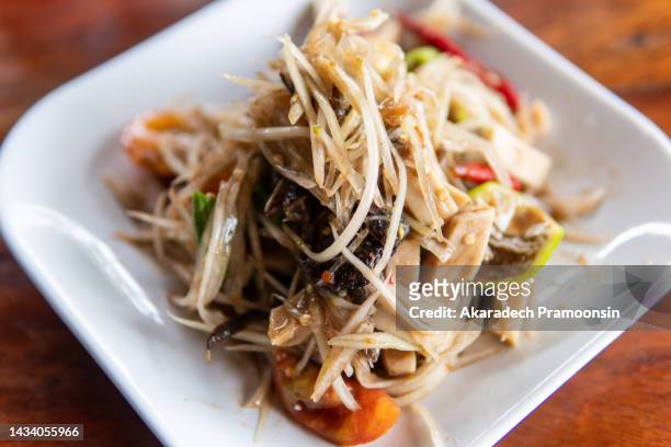 papaya salad with crab and fermented fish - chilli crab stock pictures, royalty-free photos & images