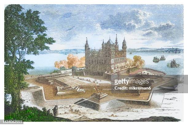 old engraved illustration of kronborg castle, helsingør, denmark (unesco world heritage site), one of the most important renaissance castles in northern europe - frederiksborg castle stockfoto's en -beelden