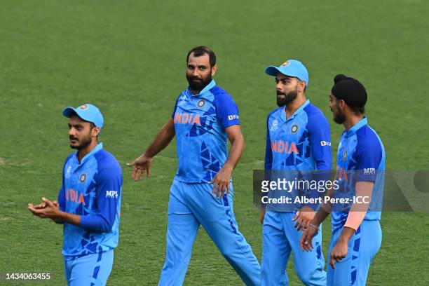 Mohammad Shami of India leaves the team with team mates during the ICC 2022 Men's T20 World Cup Warm Up Match between Australia and India at The...