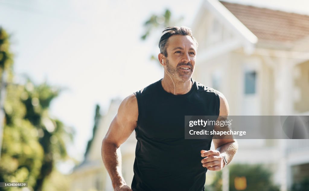 Läufer, Fitness und Senior Mann laufen, Musik hören im Freien in der Nachbarschaft für Workout Wellness, Energie und gesunde Lebensstil Motivation. Sportler mit Trainingsziel auf der Straße