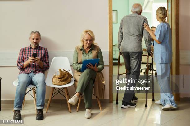 wartezimmer im krankenhaus! - waiting room clinic stock-fotos und bilder