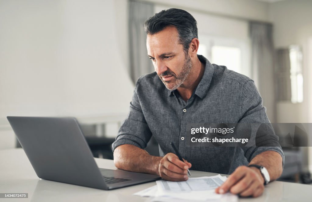 Finanziamento maturo di uomini, laptop o carta per prestiti bancari, investimenti commerciali o risparmi di assicurazione sulla vita in casa. Pensare a un lavoratore remoto, trader o broker di borsa con documenti di pianificazione tecnologica e di budget