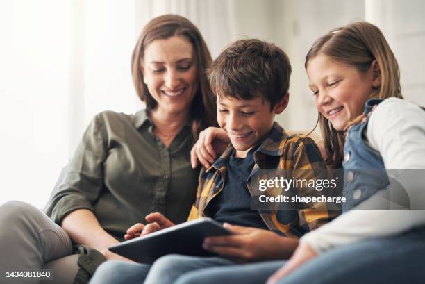 tablette familiale, canapé relax et maman sur internet avec des enfants, heureux avec le service d’abonnement show sur la technologie. les enfants et la maman sourient avec des jeux sur le web dans la maison ou en regardant des vidéos sur la technologi - family smile photos et images de collection