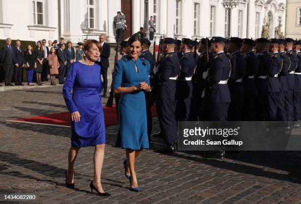 German First Lady Elke Buedenbender and Queen Letizia of Spain prepare to greet children outside Schloss Bellevue palace upon the royal couple's...