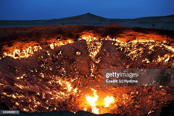 the door to hell, gas crater / turkmenistan, fire - turkmenistan - fotografias e filmes do acervo