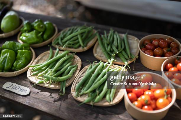 coffee shop and farmers at the farmers' market. - マルシェ　日本 ストックフォトと画像