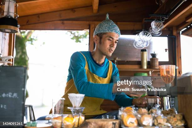 coffee shop and farmers at the farmers' market. - マルシェ　日本 ストックフォトと画像