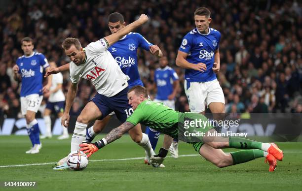 Harry Kane of Tottenham Hotspur is fouled in the box by Jordan Pickford of Everton which leads to a Tottenham Hotspur penalty during the Premier...