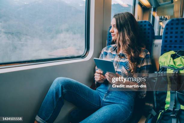 solo para viajeros - passenger train fotografías e imágenes de stock