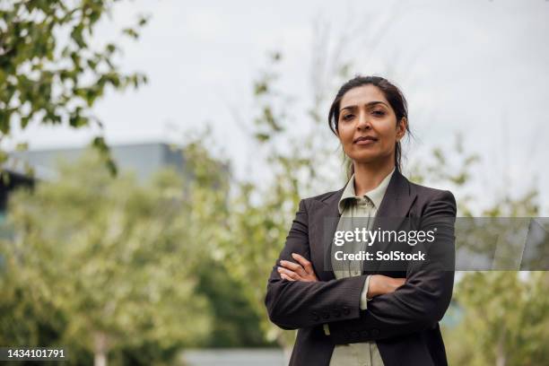 geschäftsfrau schaut ernsthaft in die kamera - halbnahe-einstellung stock-fotos und bilder