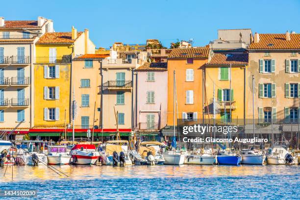 colorful houses on the seafront of saint tropez, côte d'azur, france - saint tropez stock-fotos und bilder