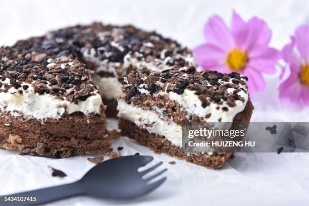 black forest cake - chocolate chunks stockfoto's en -beelden