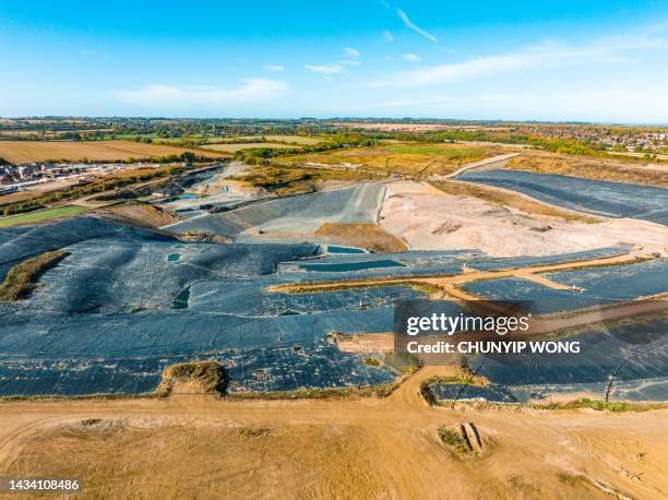 aterro em um lado do campo. vista aérea de um depósito de cinzas lotado - landfill - fotografias e filmes do acervo