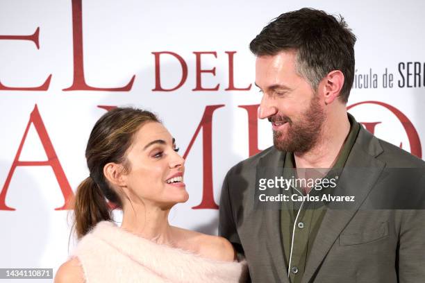 Actors Richard Armitage and Amaia Salamanca attend the "La Piel del Tambor" photocall at the Villarreal Hotel on October 17, 2022 in Madrid, Spain.