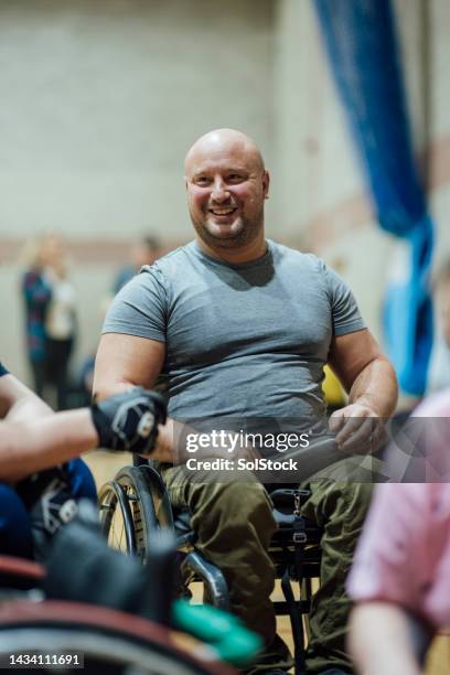 diskutieren von spieltaktiken - wheelchair rugby stock-fotos und bilder