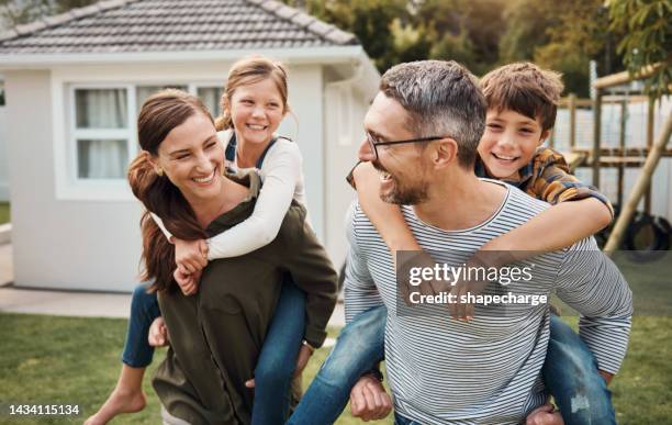 l’amour, les enfants et la famille heureuse s’amusent dans la cour arrière à jouer au piggyback, à créer des liens et à passer du temps de qualité en plein air ensemble. mère, père ou parents avec de jeunes enfants excités, rire et sourire ave - family smile photos et images de collection