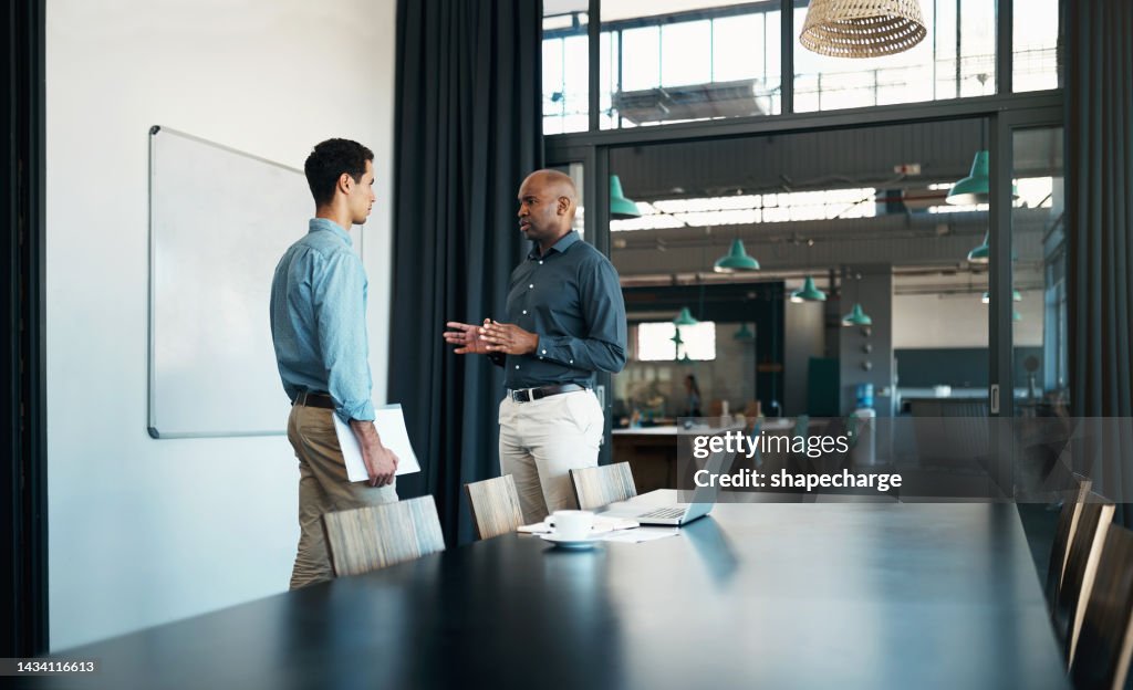 Businessman-Führung spricht mit Mitarbeitern als Mentor, Coaching und Training in Unternehmen, Büroplanung oder Diskussion. Durchsetzungsfähiger schwarzer Manager im Gespräch mit Mitarbeitern im Startup