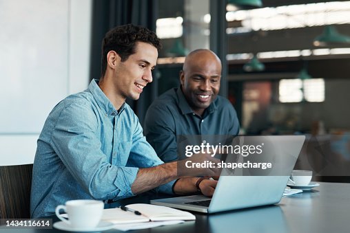 Trabalho em equipe, diversidade e gerente de vendas planejando ideias de marca com um designer criativo em um laptop em um escritório. Logotipo, colaboração e empresário conversando com um funcionário sobre um projeto de desenvolvimento Trabalho em equipe, diversidade e gerente de vendas planejando ideias de marca com um designer criativo em um laptop em um escritório. Logotipo, colaboração e empresário conversando com um funcionário sobre um projeto de desenvolvimento