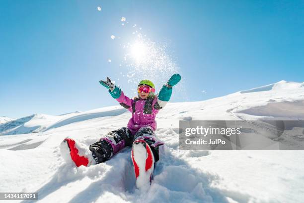 niña divirtiéndose en la estación de esquí - vacaciones en la nieve fotografías e imágenes de stock