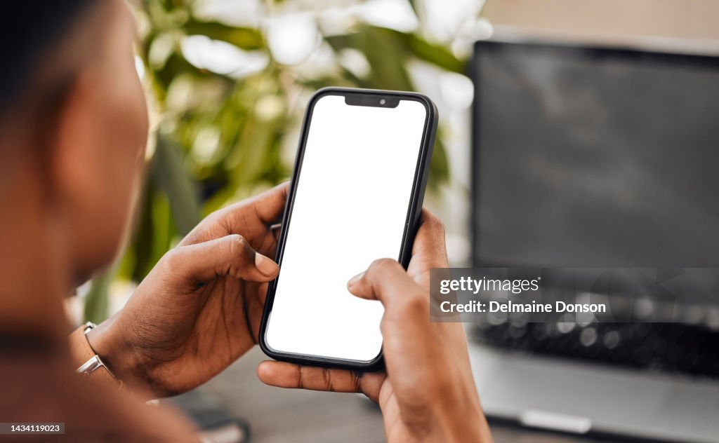 Schwarzer Mann, Hände und Telefon Mockup im Büro für Kommunikation, Social Media oder SMS bei der Arbeit für Unternehmen. Afroamerikanische männliche Hand mit Mock-up-Bildschirm auf dem mobilen Smartphone, das Text oder SMS eingibt