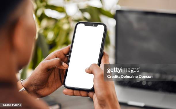 maqueta de hombre negro, manos y teléfono en la oficina para comunicación, redes sociales o mensajes de texto en el trabajo por negocios. mano masculina afroamericana con pantalla de maqueta en un teléfono inteligente móvil escribiendo texto o sms - tecnología inalámbrica fotografías e imágenes de stock