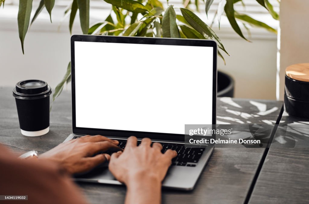 Mock-up-Raum, Laptop mit der Hand des Geschäftsmannes Remote-Arbeit auf digitale, Marketing oder E-Mail im Restaurant-Café. Planung, Suche und Kaffee mit Tech für Internet, Netzwerk und Webdesign am Bildschirm