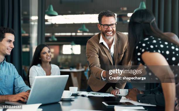 incontro con uomini d'affari e stretta di mano per partnership, contratto b2b o promozione dell'inclusione delle donne. team aziendale, manager che stringono la mano in ufficio per impegno, onboarding o negoziazione con i clienti - staff foto e immagini stock