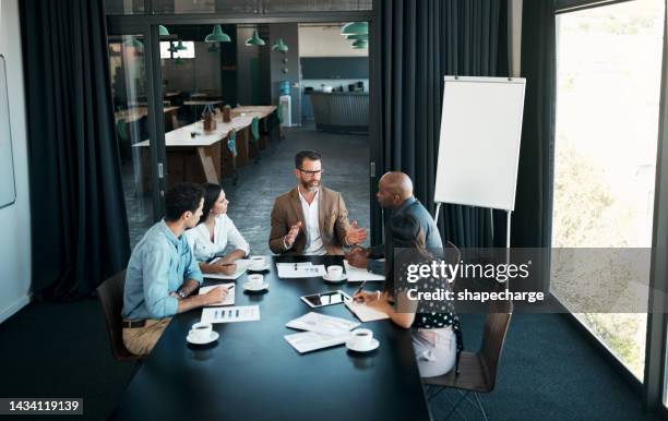 geschäftsleute, meeting oder zusammenarbeit teamarbeit in büro-boardroom für männer, frauen oder führungskräfte. sprechender ceo, mentor oder ceo über mitarbeitervielfalt, innovationsstrategie oder motivationstraining - auditing stock-fotos und bilder