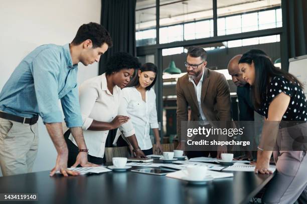 planificación de empresarios, colaboración y trabajo en equipo en un proyecto de puesta en marcha en una empresa de publicidad o marketing. equipo de trabajadores profesionales que trabajan en la estrategia con reunión de datos y papeleo - diversidad cultural fotografías e imágenes de stock