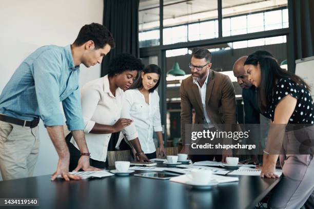 planejamento de pessoas de negócios, colaboração e trabalho em equipe em um projeto de startup em uma empresa de publicidade ou marketing. equipe de profissionais trabalhando em estratégia com reunião de dados e papelada - responsabilidade - fotografias e filmes do acervo