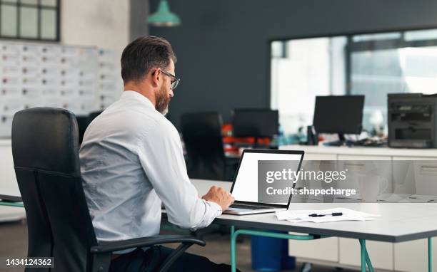 geschäftsmann, laptop und mockup-platz für website-cybersicherheit, datenbanksicherheitssoftware oder seo-programmierung mock-up. entwickler, programmierer oder ux-designer mit informationstechnologie für office dsgvo - information security stock-fotos und bilder