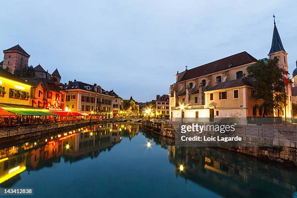 annecy old town by night in blue hour - lac d'annecy photos et images de collection