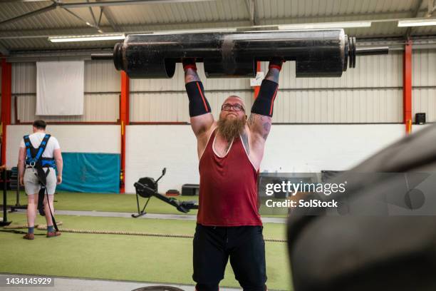 powerlifting de un tronco de hombre fuerte - hercules fotografías e imágenes de stock