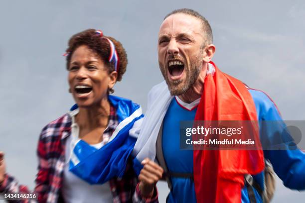 fröhliche französische fußballfans unterstützen ihre nationalmannschaft im freien - argentina national football team stock-fotos und bilder