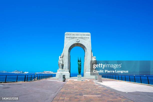 world war i memorial "aux morts de l'armée d'orient", on the marseilles coastline - oorlogsmonument stockfoto's en -beelden