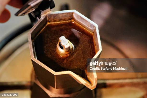 making coffee with the coffee maker - caffettiera foto e immagini stock