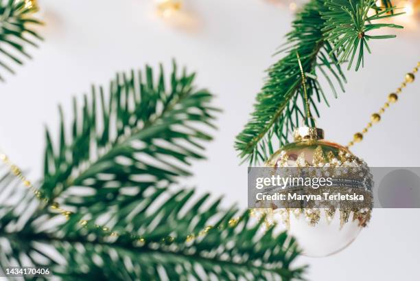 christmas composition on a white background. christmas. new year. christmas tree branches, garland and christmas toy. - branche sapin fond blanc photos et images de collection