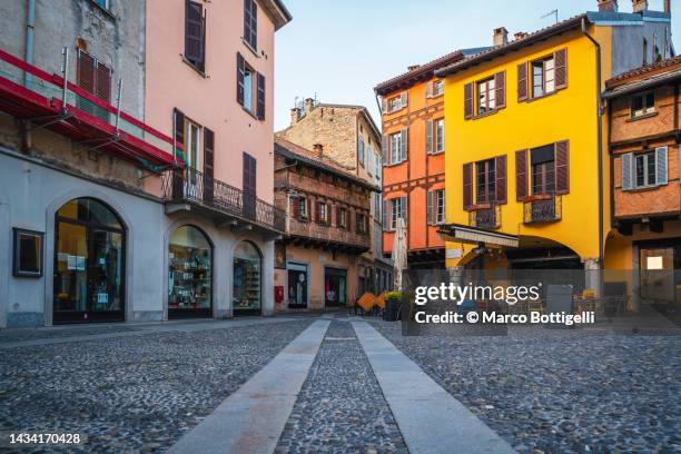 narrow alley in the old town of como, italy - como italia stock pictures, royalty-free photos & images